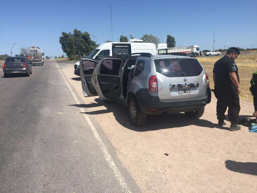 Detectan y detienen conductor con marihuana y cocaína en La Adela