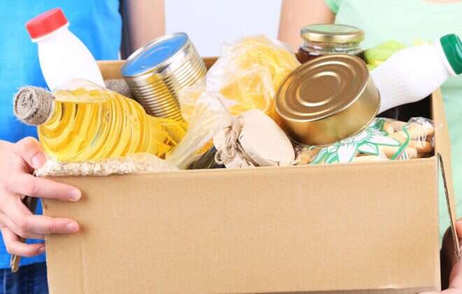 Realizan colecta solidaria de alimentos y ropa