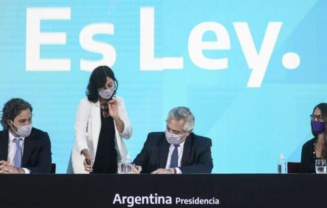 Oficializaron la promulgación de las leyes de interrupción voluntaria del embarazo y del Plan Mil Días