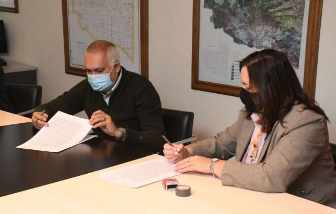 Firmaron convenios para obras en Coronel Hilario Lagos y Jacinto Arauz