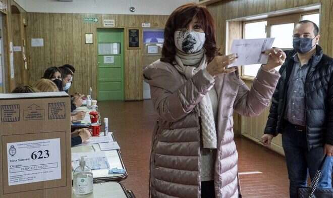 Cristina Kirchner votó en Río Gallegos y viaja a Buenos Aires