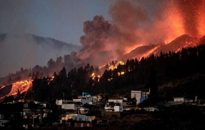 Aumentan las explosiones en el volcán de La Palma y ordenan más evacuaciones