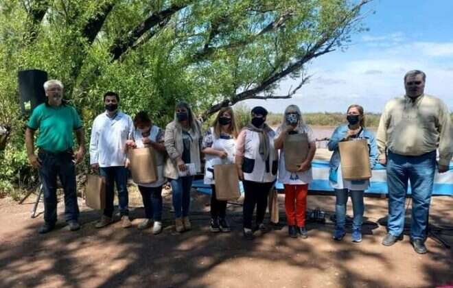 Estudiantes en actividades protectivas del río Colorado