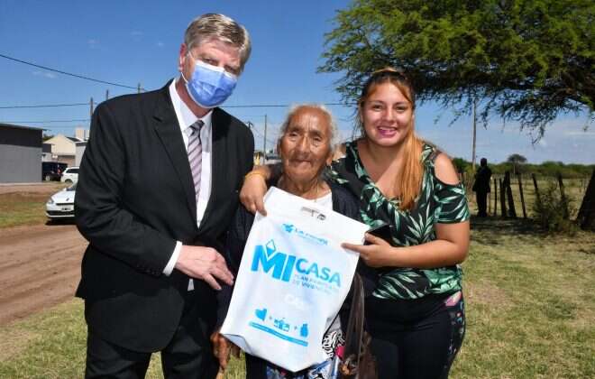 Ziliotto entregó viviendas a familias de Telén y anunció ocho más