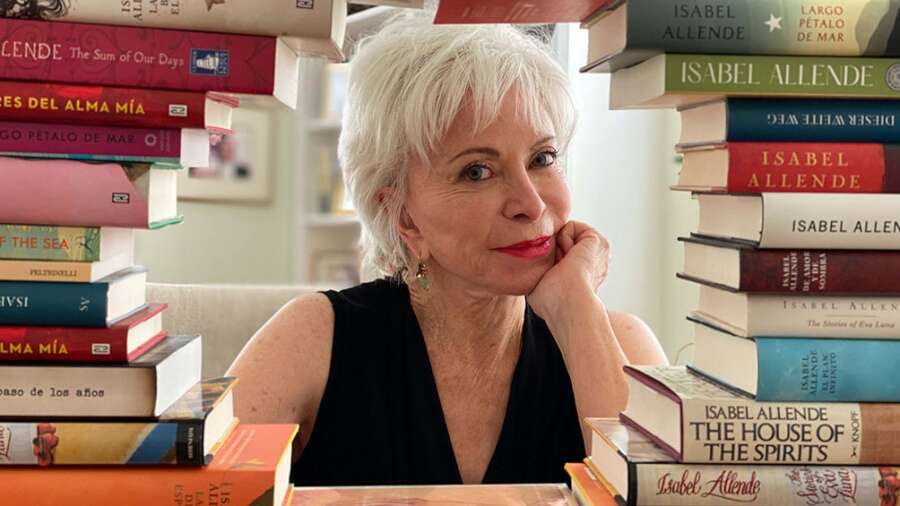 Isabel Allende: “Las mujeres solas son muy vulnerables, las mujeres juntas son invencibles”.