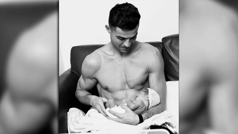 “Amor para siempre”: Cristiano Ronaldo publicó una conmovedora imagen sosteniendo a su hija recién nacida