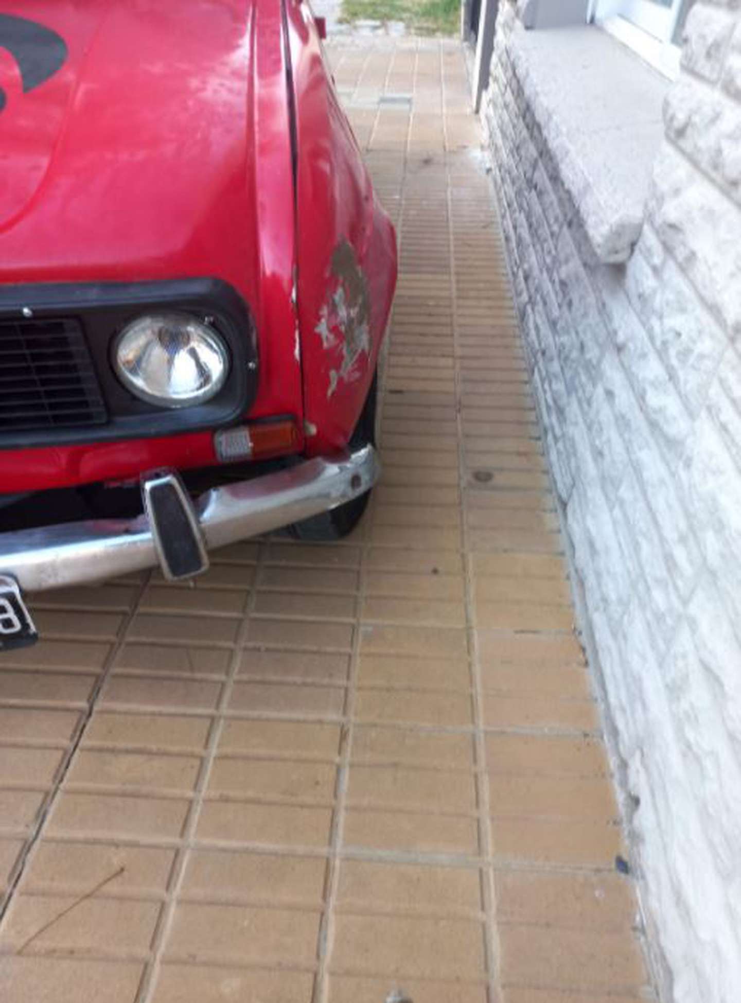 Su mamá le regaló un auto y a los 10 segundos lo chocó contra el frente de su casa