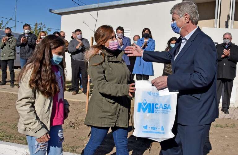 El gobernador Ziliotto inauguró el SUM de Alpachiri, obras de asfalto y participó de la entrega de 8 viviendas