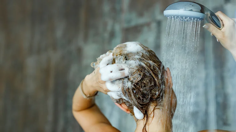Â¿Es bueno o malo?: qué dicen los expertos sobre lavarse el pelo todos los días
