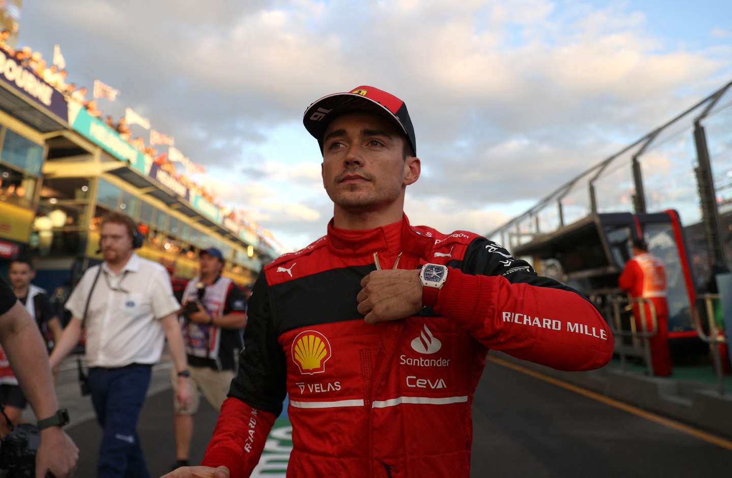 Charles Leclerc sufrió el robo de un reloj de 320 mil dólares: un fan le pidió una foto y se lo sacó