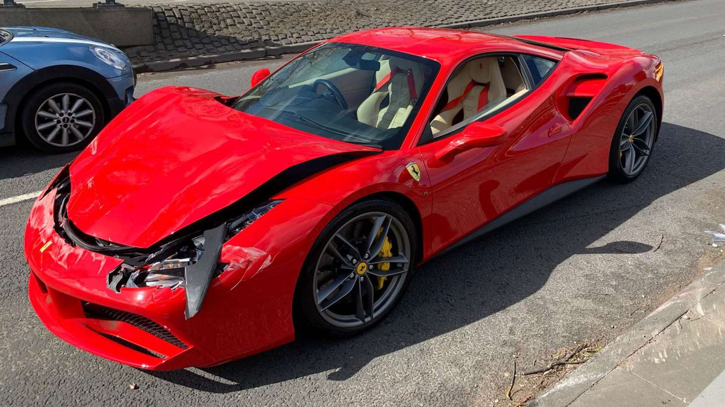 Se compró una Ferrari y la estrelló 30 cuadras después de retirarla del concesionarioï¿¼