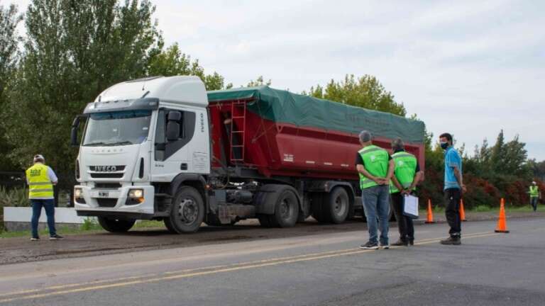 Buenos Aires: ARBA detectó tres tractores 0km y 500 toneladas de cereal transportados sin documentación
