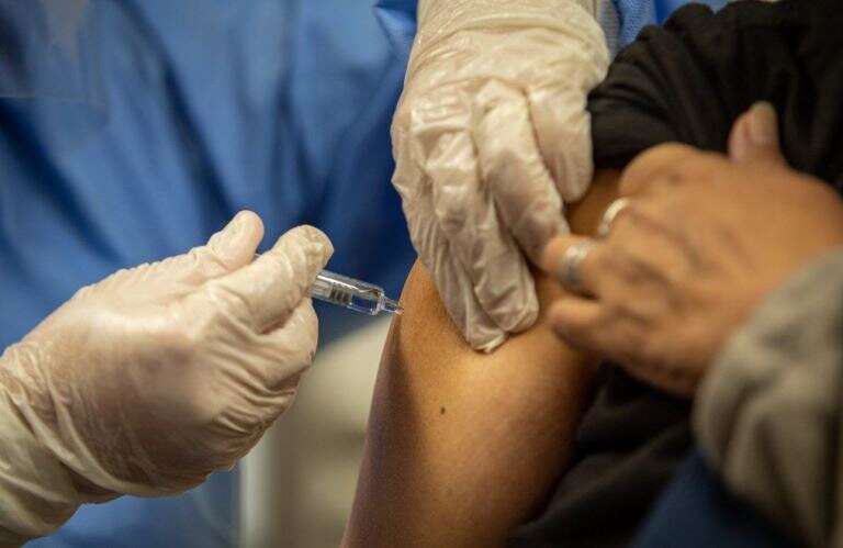 Una buena noticia: gracias a las vacunas, la letalidad disminuyó de 3% a 0,3% en dos años