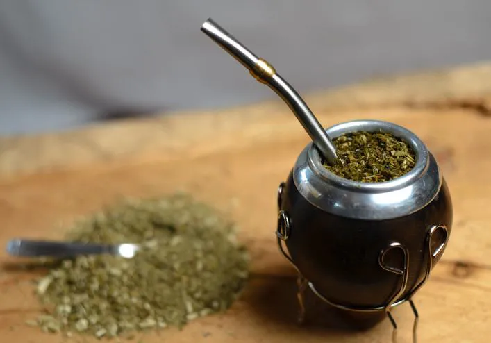 Un argentino radicado en Inglaterra fue increpado por sus vecinos por tomar mate