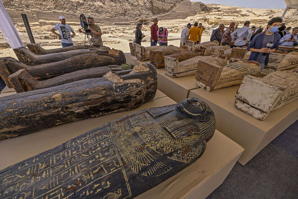 Egipto: Importante descubrimiento en Saqqara de 250 sarcófagos, 150 estatuas de bronce y un papiro de 9 metros