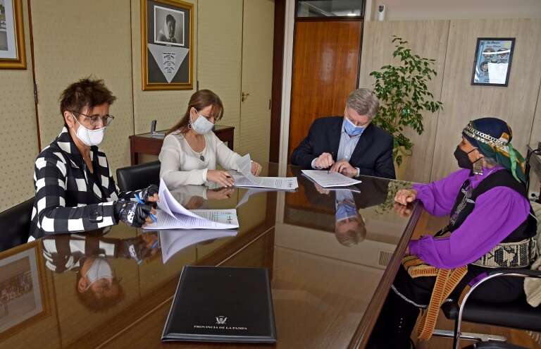 Ziliotto firmó convenios con la titular del Instituto Nacional de Asuntos Indígenas