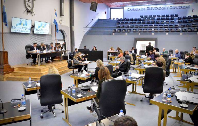 Diputados provinciales aprobaron acta compromiso para construir 1.100 viviendas en la provincia