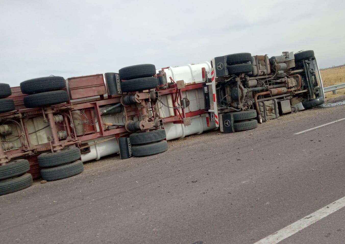 Falleció un camionero tras un vuelco en la ruta NÂº188