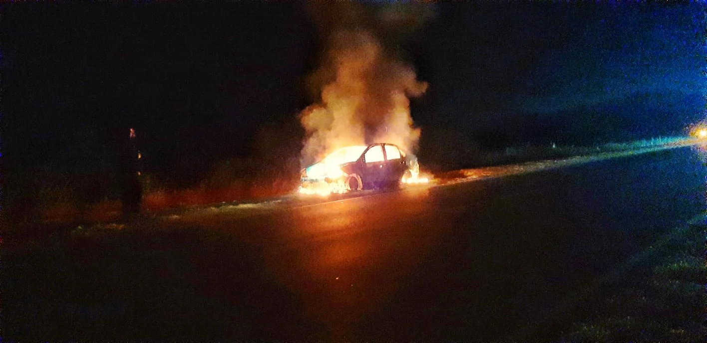 Impresionante incendio de un automóvil en la ruta provincial NÂº102