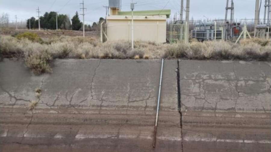 Tareas de mantenimiento en el canal de área de riego de 25 de Mayo
