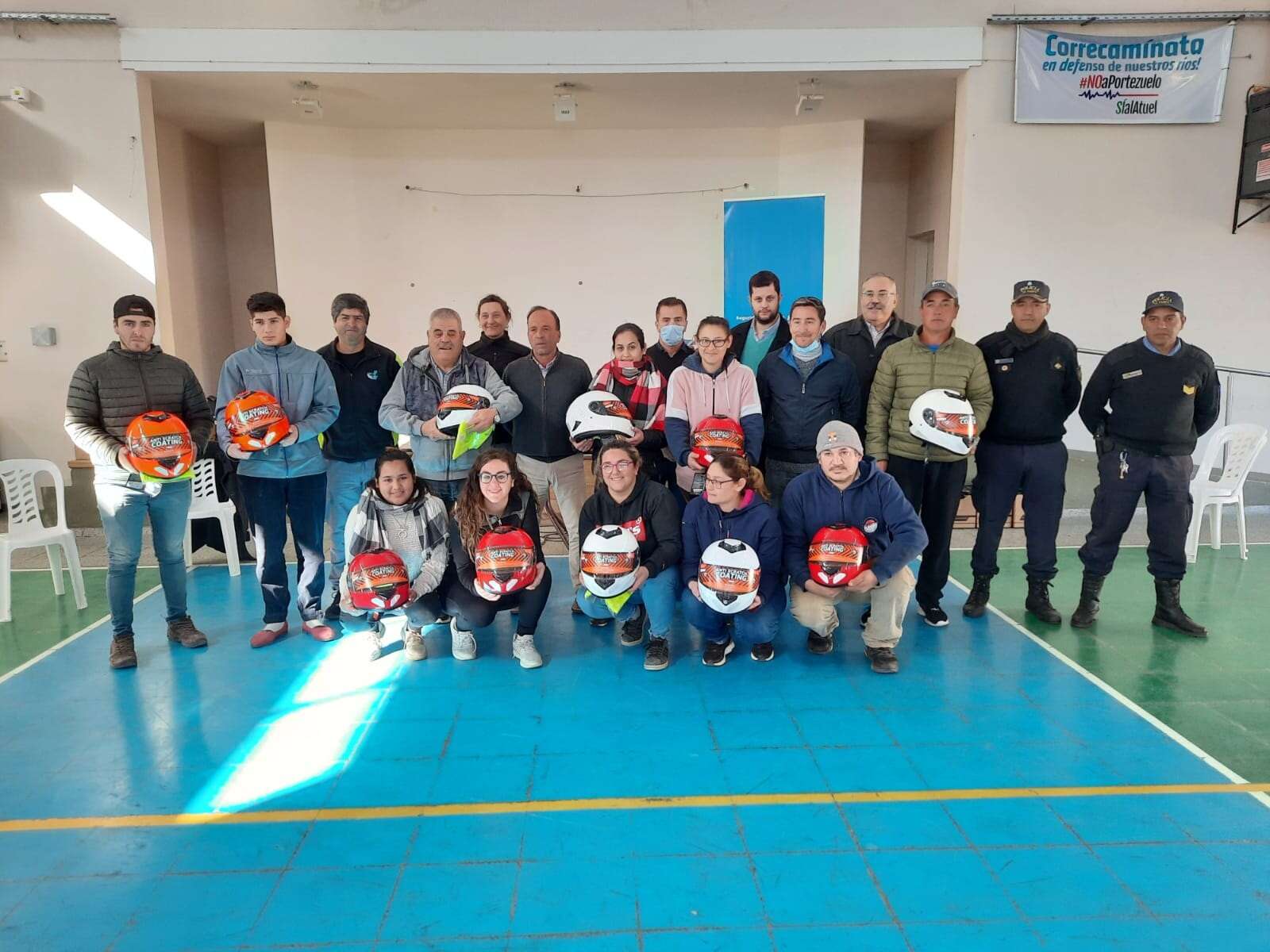 Capacitan y entregan cascos a motocliclistas en Metileo y Speluzzi