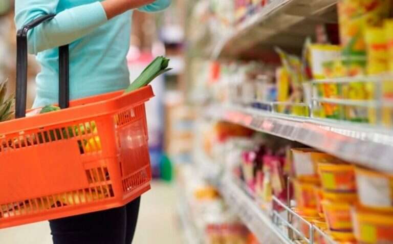 El costo de la canasta básica subió un 4,6% en junio y se necesitan más de 104.000 pesos para no caer en la pobreza