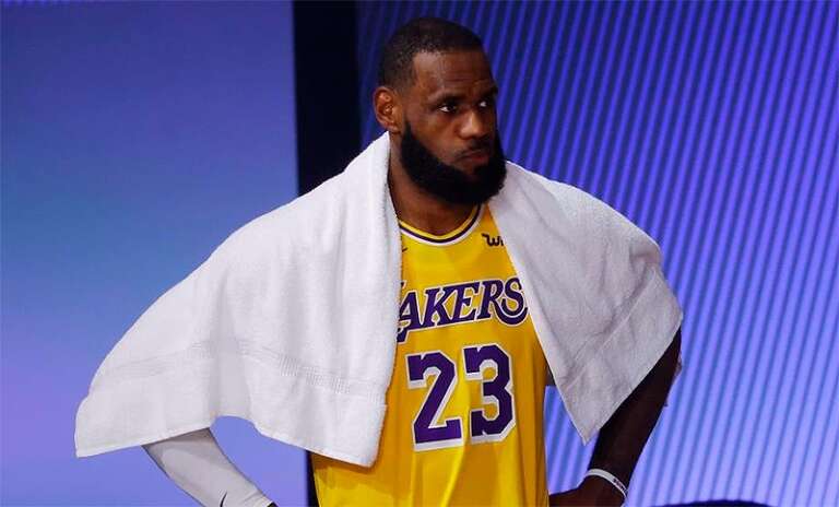 Básquetbol: LeBron James renovó con los Lakers por dos años con un contrato millonario