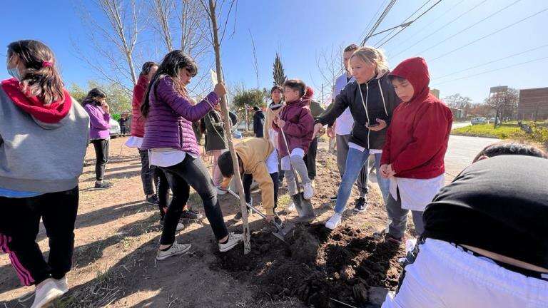 General Pico: La Municipalidad entregó más de 300 ejemplares para conmemorar el Día del Ãrbol