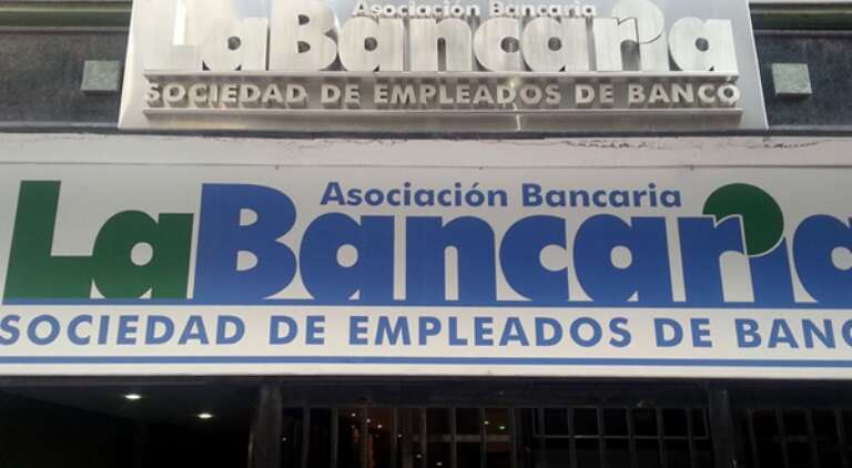 Los bancarios acordaron con las cámaras una paritaria anual del 94% y un bono de 185.500 pesos