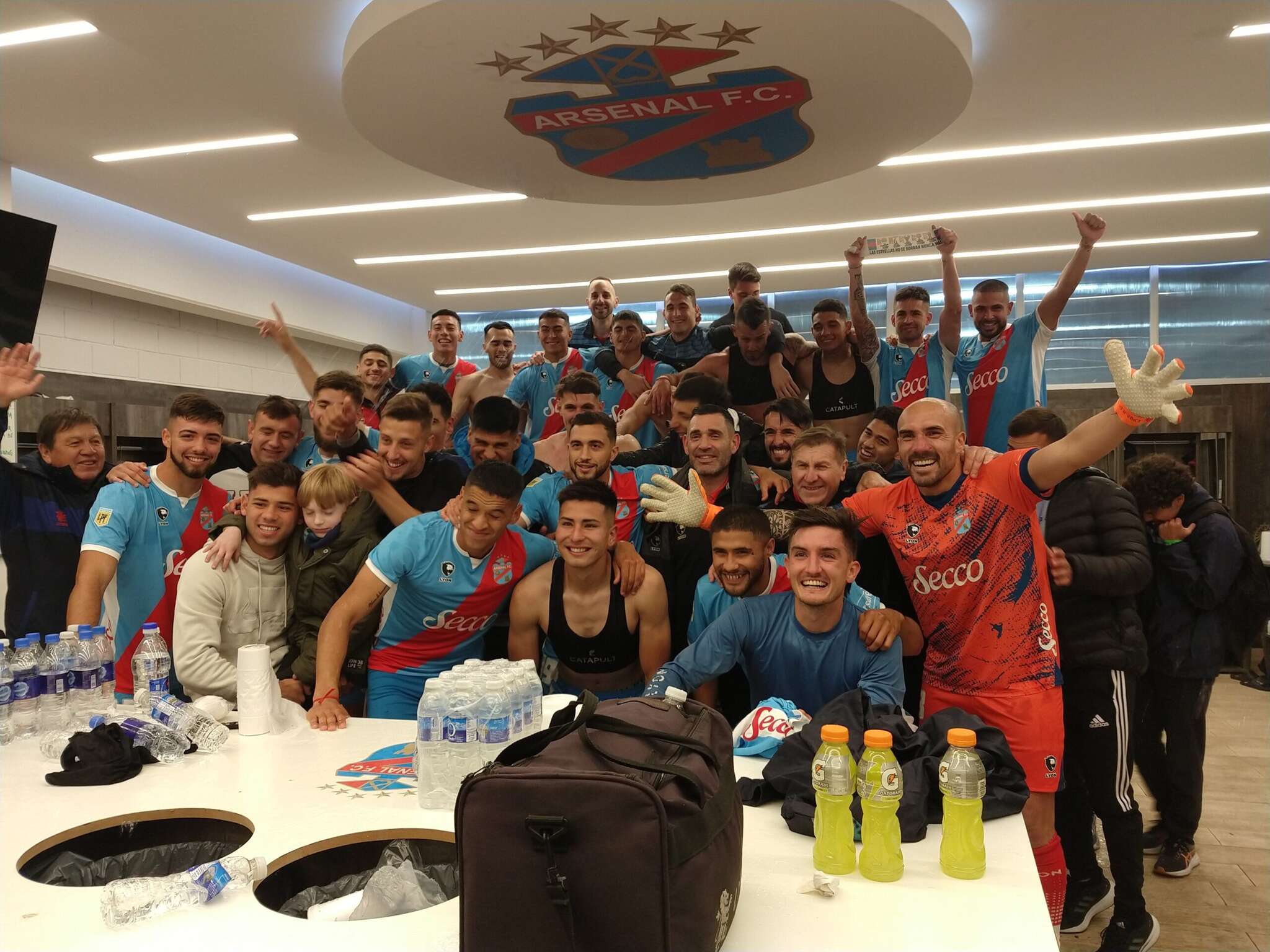 Fútbol: Triunfo de Arsenal que lo deja en Primera División