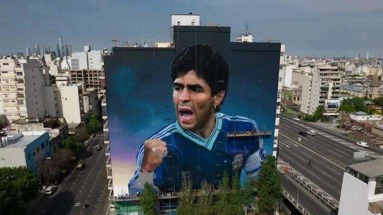 En el día de su cumpleaños inauguran el mural homenaje a Diego Maradona más grande del mundo