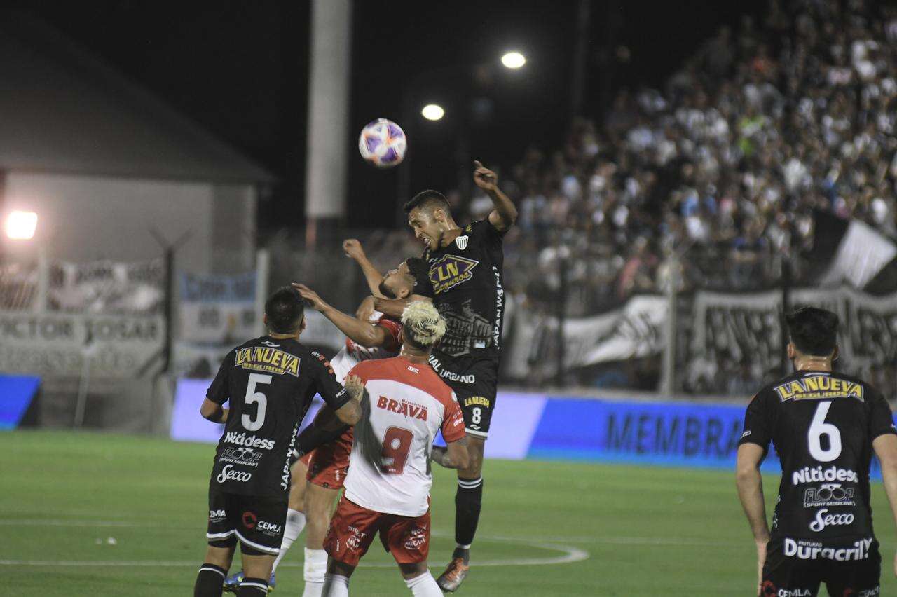 Final Nacional B: Empate entre Instituto y Estudiantes en la ida