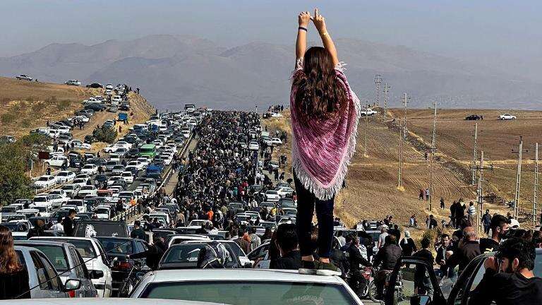 Irán: Continúan las protestas, estiman en 300 las muertes, incluidos decenas de policías y soldados
