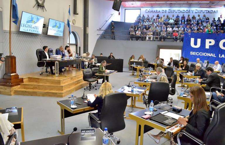 Diputados provinciales aprobaron por mayoría el pase a planta de 1.497 trabajadores de salud que cumplieron servicios en pandemia