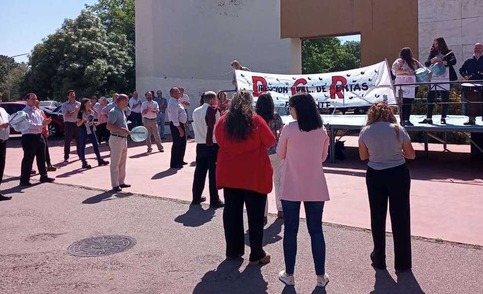 Sigue el reclamo en Rentas: Se manifestaron frente al despacho del Gobernador