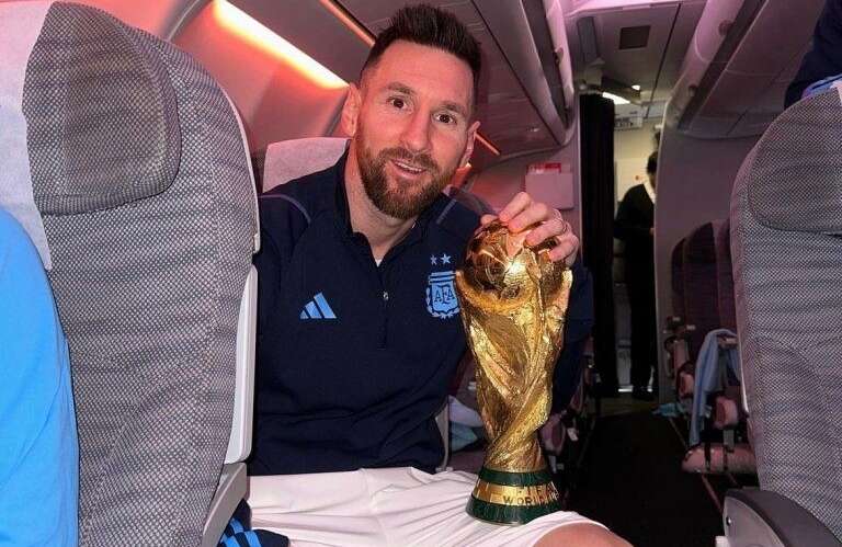 El festejo de los jugadores desde el avión que los trae de vuelta a la Argentina, “Brilla, Â¿no?”