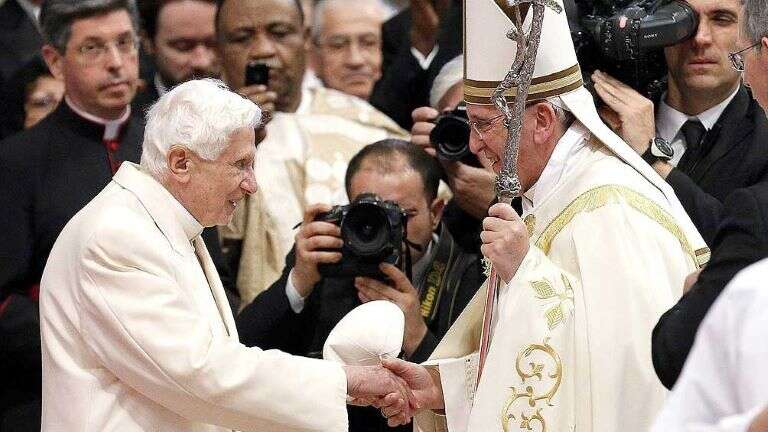 Vaticano: Se agravó la salud de Benedicto XVI y el papa Francisco pidió orar por él