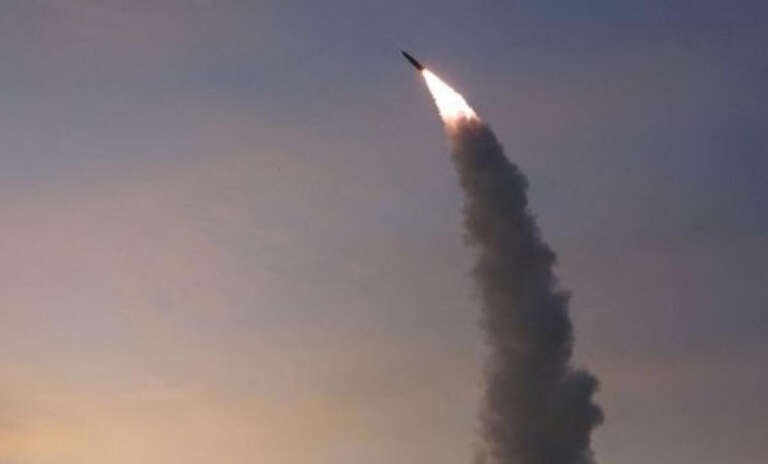 Corea del Norte: Lanzan misiles en plena tensión por la ayuda armamentística a Rusia