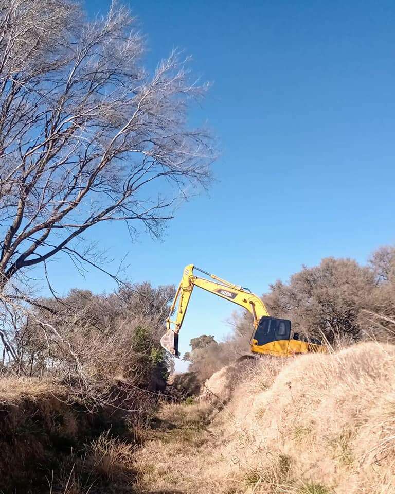 Limpian canales para optimizar la salida de la producción en Larroudé y zona