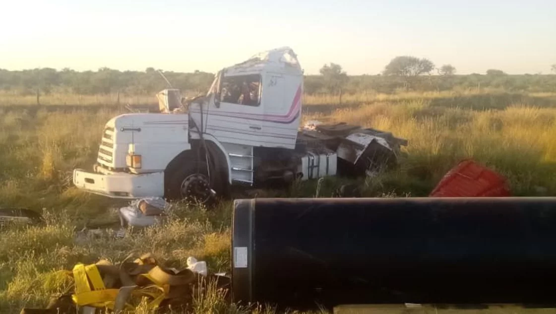 Volcó un camión con caños de gas
