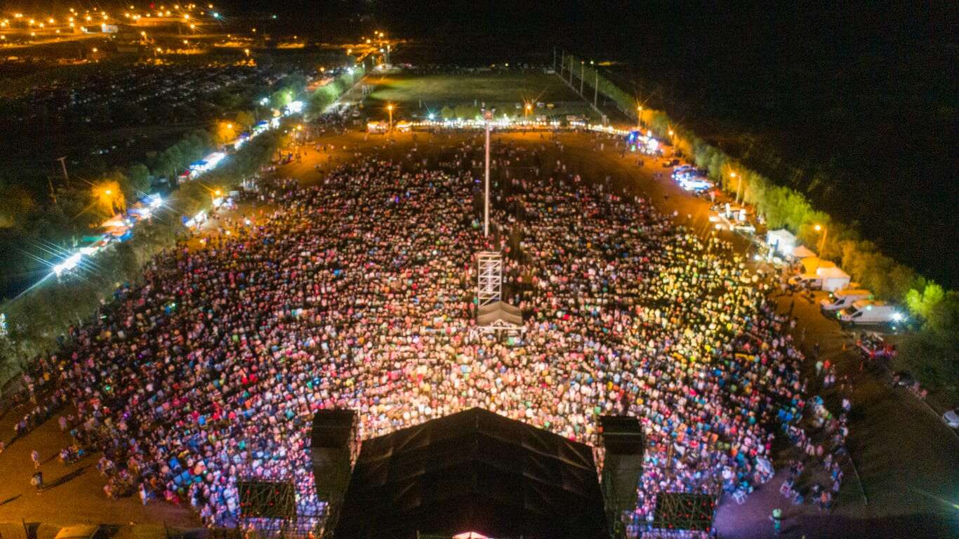 La Adela: Más de 10 mil personas bailaron al ritmo de la Konga en la Fiesta Provicial de La Barda