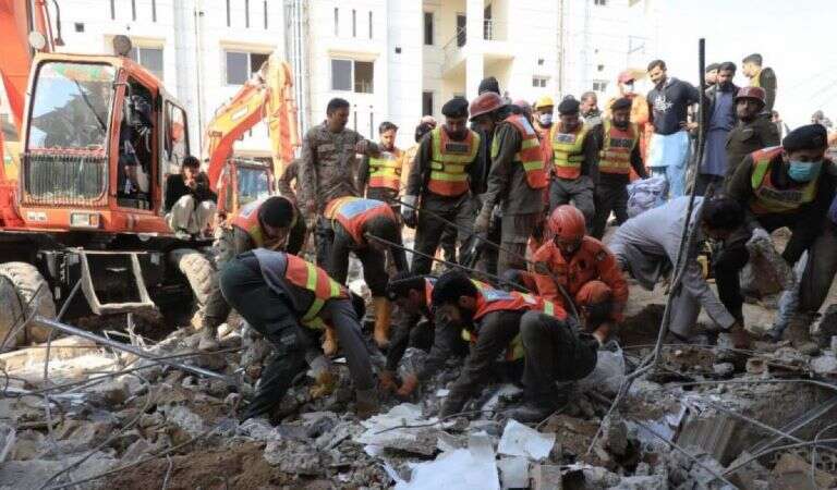 Pakistán: Al menos 93 muertos por ataque suicida contra la Policía en una mezquita