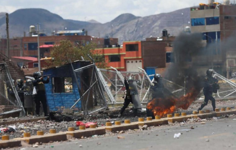 Perú: Decretan tres días de toque de queda en la región de Puno tras 17 muertes por las protestas