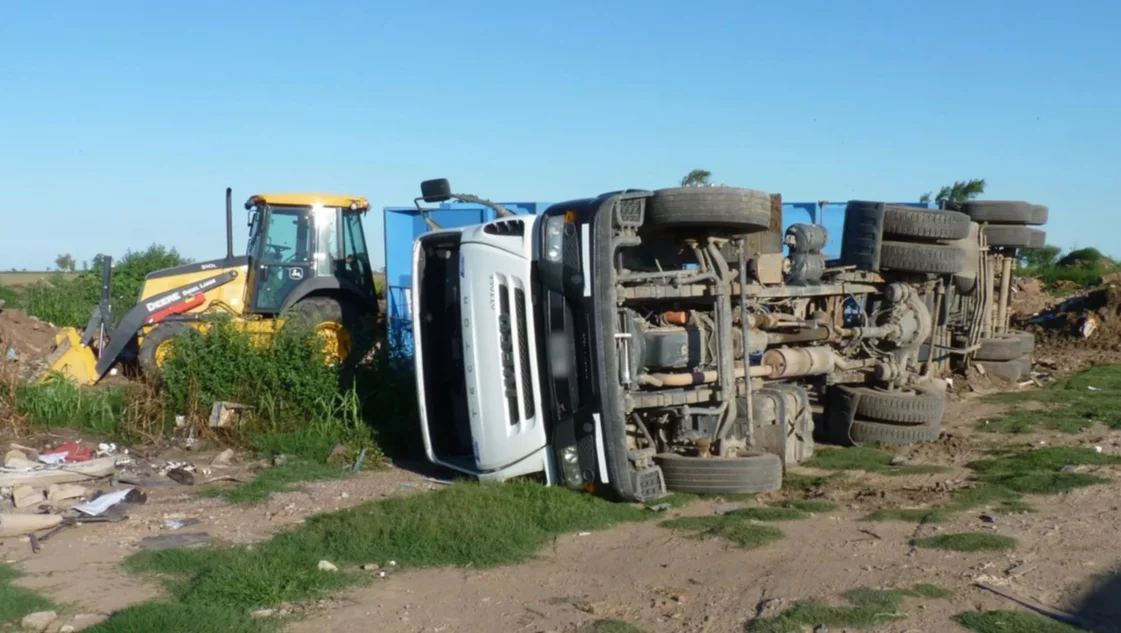 Realicó: Volcó un camión en el basurero municipal