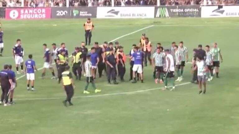 Fútbol: Batalla campal en el Regional Federal Amateur con peleas entre jugadores, golpes al árbitro y dos planteles detenidos