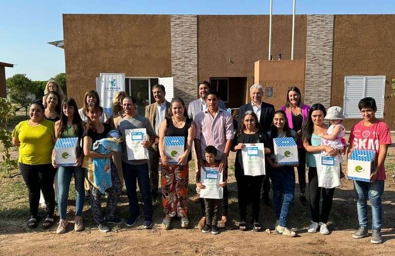 Adolfo Van Praet: Cuatro familias recibieron su vivienda del plan Provincial “Mi Casa 1”