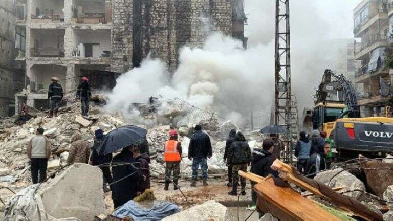 Más de 1.400 muertos y muchos atrapados tras un terremoto en Turquía y Siria