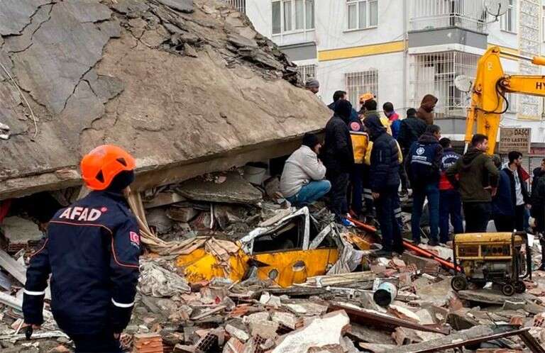 Ya son más de 2.700 los muertos por el terremoto en Turquía y Siria, el mal clima complica tareas de rescate