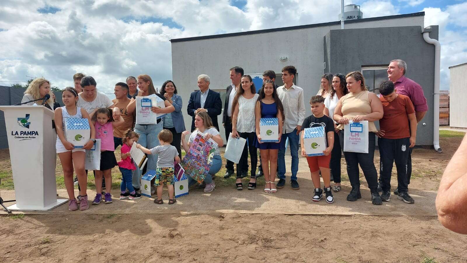 Plan “Mi Casa 1”: Familias de Unanue y Ataliva Roca recibieron sus viviendas