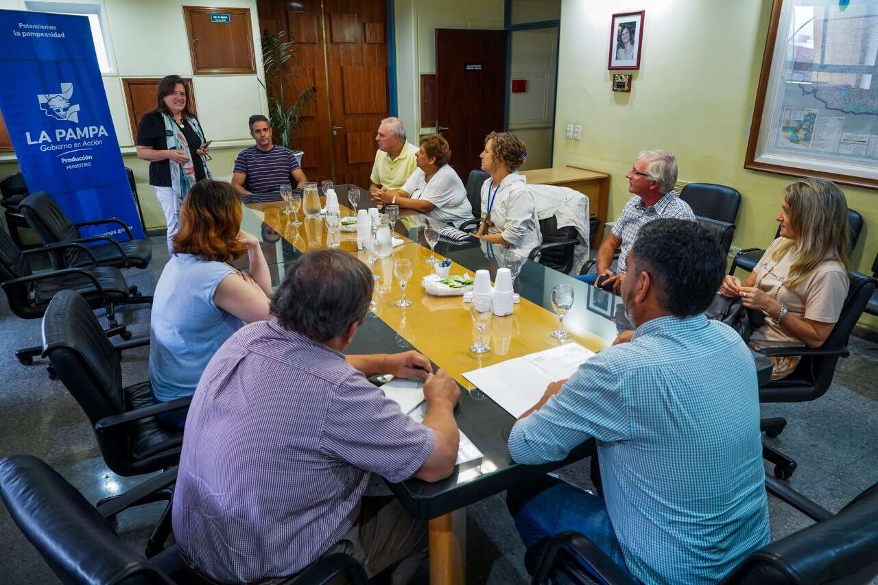 Entregaron aportes no reintegrables a productores afectados por incendios